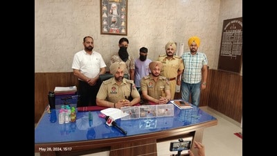 The accused have been identified as Subhash Kumar, 19, a resident of Badal Colony, Zirakpur and Satwinder Singh, 23, a resident of Balaji Enclave, Zirakpur. (HT Photo)