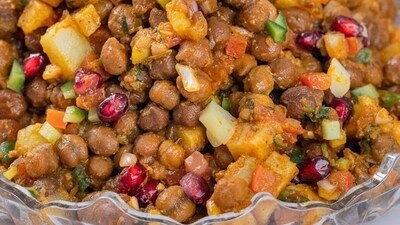 3. Chana Chaat - 160 kcal per serving: Made with boiled chickpeas, chopped vegetables, and a mix of spices, It’s high in protein and fiber, which makes it a filling and nutritious choice. (Kunal Kapur) 3. Chana Chaat - 160 kcal per serving: Made with boiled chickpeas, chopped vegetables, and a mix of spices, It’s high in protein and fiber, which makes it a filling and nutritious choice. (Kunal Kapur)