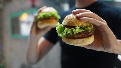Origins Wrapped in Mystery:&nbsp;The true origin of the hamburger is debated, with claims ranging from Louis Lassen in 1900 to Charlie Nagreen in 1885. (Pexels)