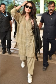 Kareena Kapoor stuns in a biege kurta and matching pants. (Instagram) Kareena Kapoor stuns in a biege kurta and matching pants. (Instagram)