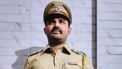 Aspiring actor arrested for posing as police officer, robbing bikes, mobiles Aspiring actor arrested for posing as police officer, robbing bikes, mobiles