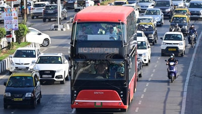 BEST currently operates a fleet of 3,034 buses, serving over 3,200,000 passengers in Mumbai daily. (HT Photo)