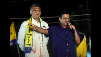 AAP supremo and Delhi CM Arvind Kejriwal holding a roadshow in support of Congress candidate Manish Tewari at Bapu Dham Colony in Chandigarh on Wednesday. (Keshav Singh/HT)