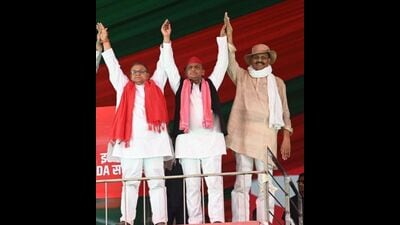 Afzal Ansari (R) won as a joint candidate of the BSP-SP alliance in the 2019 Lok Sabha polls, defeating former Union minister Manoj Sinha by over 1.19 lakh votes. (HT File) Afzal Ansari (R) won as a joint candidate of the BSP-SP alliance in the 2019 Lok Sabha polls, defeating former Union minister Manoj Sinha by over 1.19 lakh votes. (HT File)