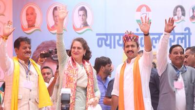 Congress general secretary Priyanka Gandhi and Mandi Lok Sabha candidate Vikramaditya Singh during an election rally in Kullu, Himachal. (Aqil Khan /HT) Congress general secretary Priyanka Gandhi and Mandi Lok Sabha candidate Vikramaditya Singh during an election rally in Kullu, Himachal. (Aqil Khan /HT)