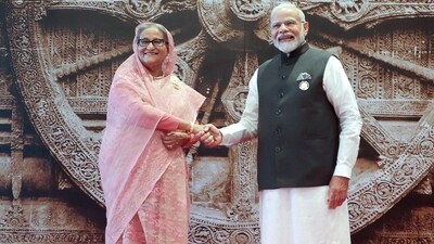 Indian Prime Minister Narendra Modi, right, shakes hand with Bangladesh's Prime Minister Sheikh Hasina. (HT/File)
