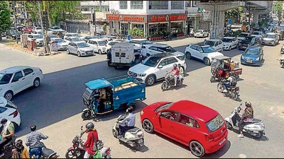 Locals allege that the delay in the project has led to traffic snarls in the city. (Manish/HT) Locals allege that the delay in the project has led to traffic snarls in the city. (Manish/HT)