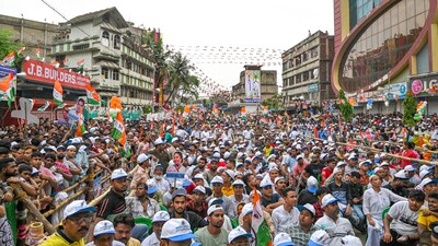 Kolkata: Trinamool Congress (TMC) supporters during a public meeting addressed by West Bengal Chief Minister Mamata Banerjee in favour of the party's National General Secretary and candidate from Diamond Harbour constituency Abhishekh Banerjee, ahead of the seventh phase of Lok Sabha elections, in Kolkata, Wednesday, May 28, 2024. (PTI Photo) (PTI05_29_2024_000246B) (PTI)