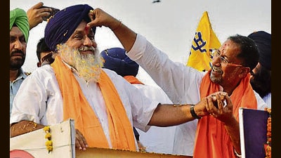 Shiromani Akali Dal (SAD) president Sukhbir Singh Badal on Wednesday promised to restart trade with Pakistan and a special industrial policy for the border belt, if the party forms government in the state. The SAD president was speaking to people during a roadshow in favour of party candidate Anil Joshi. (Sameer Sehgal /HT)