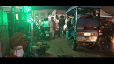 Street vendor on the KVT road (HT Photo) Street vendor on the KVT road (HT Photo)