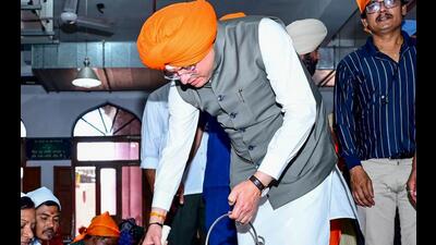 Uttarakhand chief minister Pushkar Singh Dhami during ‘langar seva’ (community kitchen service) at the Golden Temple in Amritsar on Wednesday. (ANI)