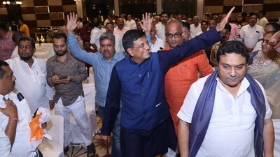 Commerce, Industry, Consumer Affairs and Textile Minister meeting entrepreneurs in Varanasi. (HT Photo) Commerce, Industry, Consumer Affairs and Textile Minister meeting entrepreneurs in Varanasi. (HT Photo)