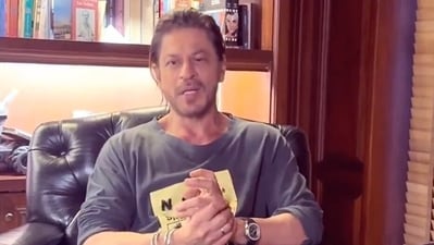 Internet spots the script of King in a new Shah Rukh Khan video Internet spots the script of King in a new Shah Rukh Khan video