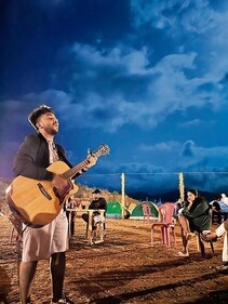 A guitarist adds fun to the night during the camp (Looneytunes Adventure)