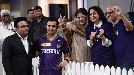 Bollywood actress Juhi Chawla (2R), along with her family members pose next to Jay Shah (L), BCCI and KKR mentor Gautam Gambhir (C) at the end of the IPL 2024 (AFP)