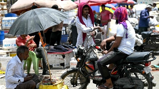 Delhi Weather Live Updates: Capital sees extreme heat at 52.3 deg Celsius; light - Vimarsana News