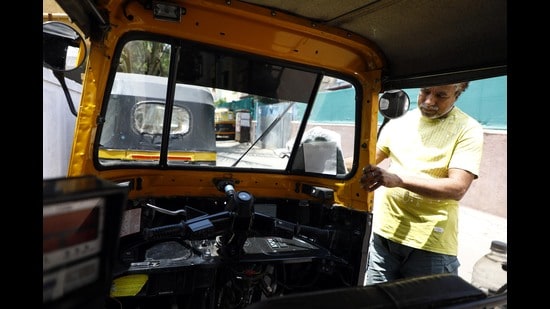 The action comes after the Maharashtra transport department issued an order on Monday slapping fines of ₹50 per day on autorickshaws and private tourist buses operating without fitness certificates. (HT PHOTO)