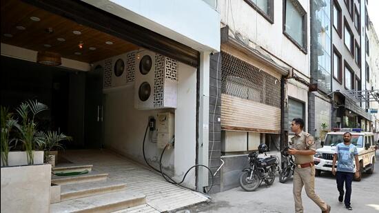 he suspect has been identified as Vimlendra Jha (40), a resident of Emerald Court apartments in Sector 93A, Noida. He is the owner of the six-storey building (above) where the fire broke out. (HT Archive)