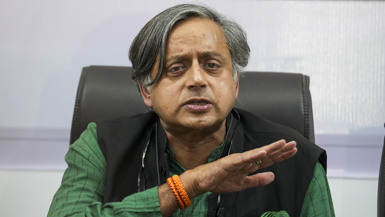 Shashi Tharoor's aide caught with 500 g of gold at Delhi airport? BJP takes 'smuggler' swipe - Vimarsana News