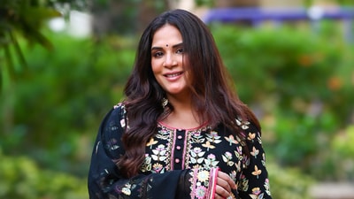 In 2019, Richa Chadha said that she was called ugly in the earlier days of her career, “I am very cordial with my critics because how they write about me is their prerogative. In my initial days, I have had press call me ugly. They called me names for my appearance in a film where I was not required to look glamorous. An article was written on me, titled 10 things that one hates about Richa Chadha’ by a publication. If a journalist tries to belittle me, I would rather grow a thick skin, instead of taking the negativity to my heart. There is a difference between critiquing and being mean to someone, and I know that.” (Raju Shinde) In 2019, Richa Chadha said that she was called ugly in the earlier days of her career, “I am very cordial with my critics because how they write about me is their prerogative. In my initial days, I have had press call me ugly. They called me names for my appearance in a film where I was not required to look glamorous. An article was written on me, titled 10 things that one hates about Richa Chadha’ by a publication. If a journalist tries to belittle me, I would rather grow a thick skin, instead of taking the negativity to my heart. There is a difference between critiquing and being mean to someone, and I know that.” (Raju Shinde)
