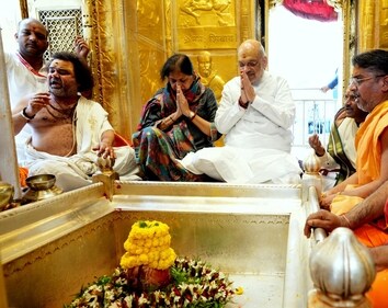 Home minister Amit shah with wife Sonal Shah at Kashi Vishwanath Temple.