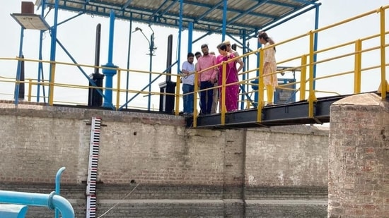 Delhi minister Atishi inspects the Wazirabad barrage on the Yamuna on Thursday. (HT)