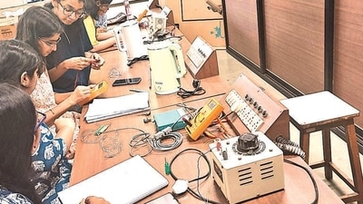 IIT Bombay launches initiative to draw female students into science IIT Bombay launches initiative to draw female students into science
