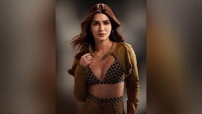 With the help of makeup artist Aditya Sharma, Kriti got decked up in nude eyeshadow, smudged eyeliner, mascaraed lashes, darkened brows, blushed cheekbones, luminous highlighter and a shade of nude lipstick. (Instagram/@kritisanon) With the help of makeup artist Aditya Sharma, Kriti got decked up in nude eyeshadow, smudged eyeliner, mascaraed lashes, darkened brows, blushed cheekbones, luminous highlighter and a shade of nude lipstick. (Instagram/@kritisanon)