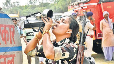 A policewoman on poll duty at Gandhi Maidan in Patna. (HT PHOTO)