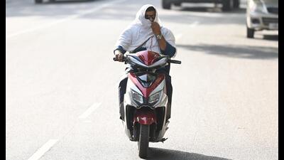 Even at the airport, the maximum temperature was 5.9 degrees above normal despite dropping from the record-breaking 46.7°C on Wednesday to 46°C on Thursday. (Ravi Kumar/ HT) Even at the airport, the maximum temperature was 5.9 degrees above normal despite dropping from the record-breaking 46.7°C on Wednesday to 46°C on Thursday. (Ravi Kumar/ HT)
