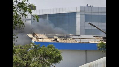 Firefighters trying to control the fire in an auto parts manufacturing factory in Udyog Vihar in Gurugram on Friday. (HT PHOTO) Firefighters trying to control the fire in an auto parts manufacturing factory in Udyog Vihar in Gurugram on Friday. (HT PHOTO)