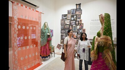 People admire 100-year-old clothes put up as part of an exhibition, Lucknow Bioscope, in Lucknow, on Friday. (HT Photo) People admire 100-year-old clothes put up as part of an exhibition, Lucknow Bioscope, in Lucknow, on Friday. (HT Photo)