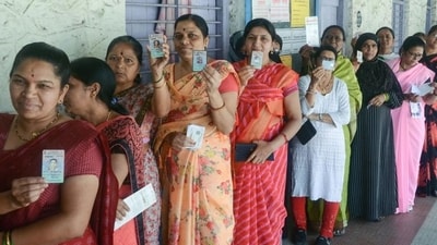Sangli: Local commuters gather for their cast vote for Lok Sabha election at Sangli on Tuesday. Photo by Uday Deolekar Sangli. (UDAY DEOLEKAR) Sangli: Local commuters gather for their cast vote for Lok Sabha election at Sangli on Tuesday. Photo by Uday Deolekar Sangli. (UDAY DEOLEKAR)