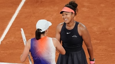 Poland's Iga Swiatek (L) cheers Japan's Naomi Osaka after winning their women's singles match on Court Philippe-Chatrier on day four of the French Open tennis tournament at the Roland Garros Complex in Paris on May 29 (AFP)