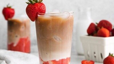 Iced strawberry latte (Instagram) Iced strawberry latte (Instagram)
