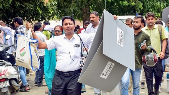 Uttar Pradesh, May 31 (ANI): A polling official carrying Electronic Voting Machines (EVMs) and other election-related materials leave for their respective polling booths for the 7th Phase of General Elections 2024, in Uttar Pradesh on Friday. (ANI Photo) (ECISVEEP-X)