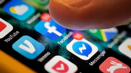 FILE.- In this Sunday, Aug. 11, 2019, photo an iPhone displays the apps for Facebook and Messenger in New Orleans. (AP Photo/Jenny Kane, File) (AP)