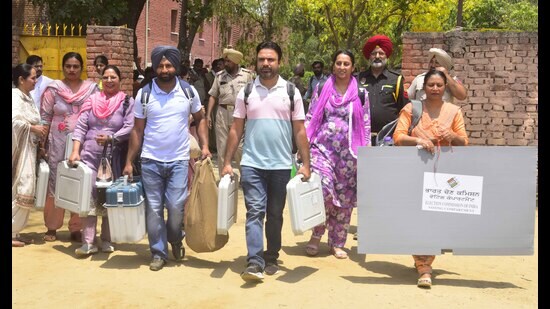 Polling staff with EMVs machines on eve of the Lok Sabha election in Ludhiana on Friday. (Gurpreet Singh/HT)