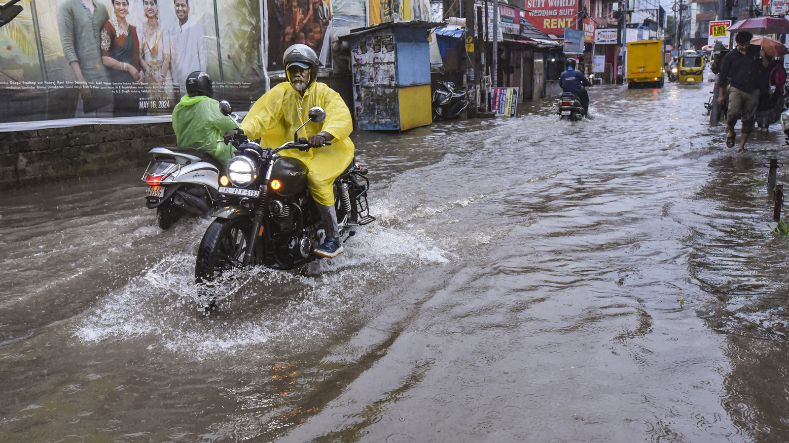 Kerala rain: IMD sounds 'red' alert amid incessant rainfall; several roads inundated | Latest News India - Vimarsana News