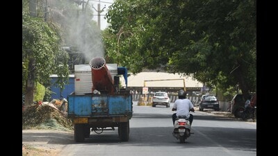 An anti-smog gun spraying water to provide relief from the scorching heat at Civil Lines near Rajiv Chowk in Gurugram on Saturday. (Parveen Kumar/HT PHOTO) An anti-smog gun spraying water to provide relief from the scorching heat at Civil Lines near Rajiv Chowk in Gurugram on Saturday. (Parveen Kumar/HT PHOTO)