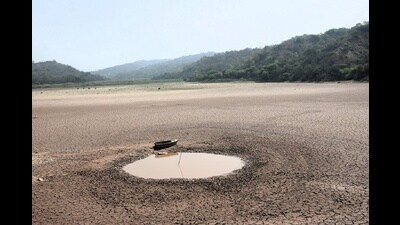 At the dry Perch dam, a boat left stranded at the shores of a lone, desolate puddle. (RAJESH KHURANA) At the dry Perch dam, a boat left stranded at the shores of a lone, desolate puddle. (RAJESH KHURANA)
