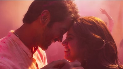 Rajkummar Rao and Janhvi Kapoor in a still from Mr and Mrs Mahi. Rajkummar Rao and Janhvi Kapoor in a still from Mr and Mrs Mahi.