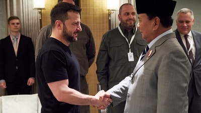 In this handout photograph taken and released by the Ukrainian Presidential Press Service on June 1, 2024, Ukraine's President Volodymyr Zelensky (FRONT-L) shakes hands with Indonesia's Defence Minister and president-elected Prabowo Subianto (FRONT-R) prior to their talks during Shangri-La Dialogue Summit in Singapore. Ukrainian President Volodymyr Zelensky arrived at a Singapore security forum on June 1 as he seeks to rally support for Kyiv while a Russian offensive gains ground. (Photo by Handout / UKRAINIAN PRESIDENTIAL PRESS SERVICE / AFP) / RESTRICTED TO EDITORIAL USE - MANDATORY CREDIT "AFP PHOTO / UKRAINIAN PRESIDENTIAL PRESS SERVICE" - NO MARKETING NO ADVERTISING CAMPAIGNS - DISTRIBUTED AS A SERVICE TO CLIENTS (AFP) In this handout photograph taken and released by the Ukrainian Presidential Press Service on June 1, 2024, Ukraine's President Volodymyr Zelensky (FRONT-L) shakes hands with Indonesia's Defence Minister and president-elected Prabowo Subianto (FRONT-R) prior to their talks during Shangri-La Dialogue Summit in Singapore. Ukrainian President Volodymyr Zelensky arrived at a Singapore security forum on June 1 as he seeks to rally support for Kyiv while a Russian offensive gains ground. (Photo by Handout / UKRAINIAN PRESIDENTIAL PRESS SERVICE / AFP) / RESTRICTED TO EDITORIAL USE - MANDATORY CREDIT "AFP PHOTO / UKRAINIAN PRESIDENTIAL PRESS SERVICE" - NO MARKETING NO ADVERTISING CAMPAIGNS - DISTRIBUTED AS A SERVICE TO CLIENTS (AFP)