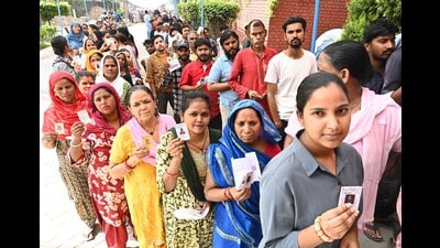 Voters queued up at a polling booth in Government Model High School, Dhanas, in Chandigarh on Saturday. (Keshav Singh/HT) Voters queued up at a polling booth in Government Model High School, Dhanas, in Chandigarh on Saturday. (Keshav Singh/HT)