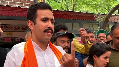 Himachal Pradesh minister and Congress candidate from Mandi, Vikramaditya Singh, displays his inked index finger after voting. Four constituencies in the state are polling on Saturday. (HT Photo) Himachal Pradesh minister and Congress candidate from Mandi, Vikramaditya Singh, displays his inked index finger after voting. Four constituencies in the state are polling on Saturday. (HT Photo)