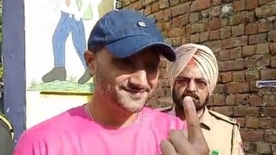 Former Indian cricketer and Aam Aadmi Party (AAP) MP Harbhajan Singh exercises his voting right in Jalandhar, Punjab, during Phase 7 of Lok Sabha elections, where 13 constituencies in the state are voting. (HT Photo) Former Indian cricketer and Aam Aadmi Party (AAP) MP Harbhajan Singh exercises his voting right in Jalandhar, Punjab, during Phase 7 of Lok Sabha elections, where 13 constituencies in the state are voting. (HT Photo)