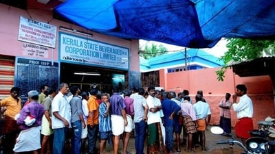 People queue up outside a liquor outlet in Thiruvananthapuram, Kerala, (Vivek Nair/HT Photo) People queue up outside a liquor outlet in Thiruvananthapuram, Kerala, (Vivek Nair/HT Photo)