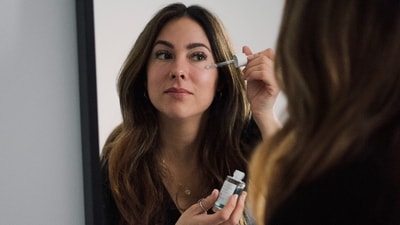 1. Look for products containing well-researched ingredients with established benefits. Retinoids, for example, have robust clinical data supporting their anti-ageing properties. Niacinamide offers demonstrably effective skin brightening, while hyaluronic acid provides superior and long-lasting hydration.&nbsp; (Unsplash)