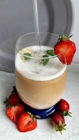 Iced strawberry latte (Instagram) Iced strawberry latte (Instagram)