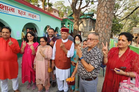 Himachal Pradesh BJP chief Rajeev Bindal (in cap) along with his family members after voting at Nahan in Sirmaur district on Saturday. (HT Photo) Himachal Pradesh BJP chief Rajeev Bindal (in cap) along with his family members after voting at Nahan in Sirmaur district on Saturday. (HT Photo)